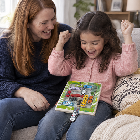 SmartLane Parklabyrinth - Mutter und Tochter auf dem Sofa