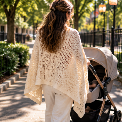 CozyCove als Poncho beim Spaziergang mit dem Kinderwagen