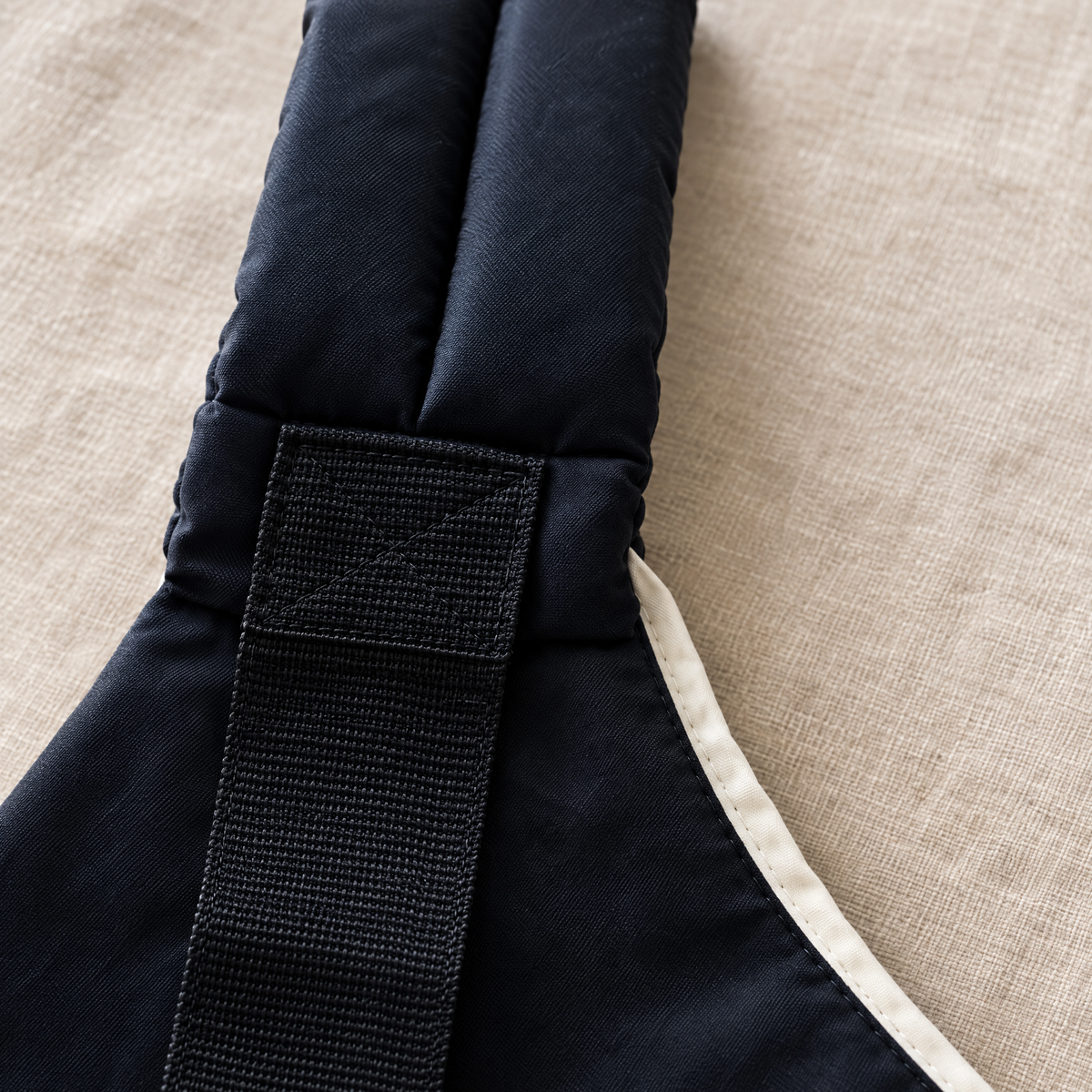 HipSnug Stoff in Schwarz im Detail