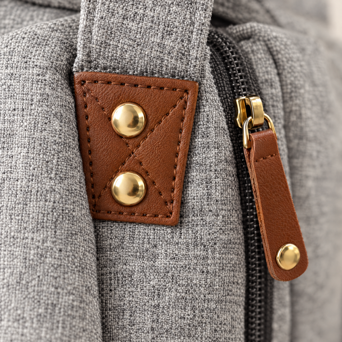 SnoozePack Lederlasche und Reißverschluss im Detail