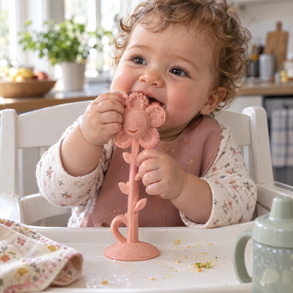 PetalRing – Baby im Hochstuhl mit Beißring