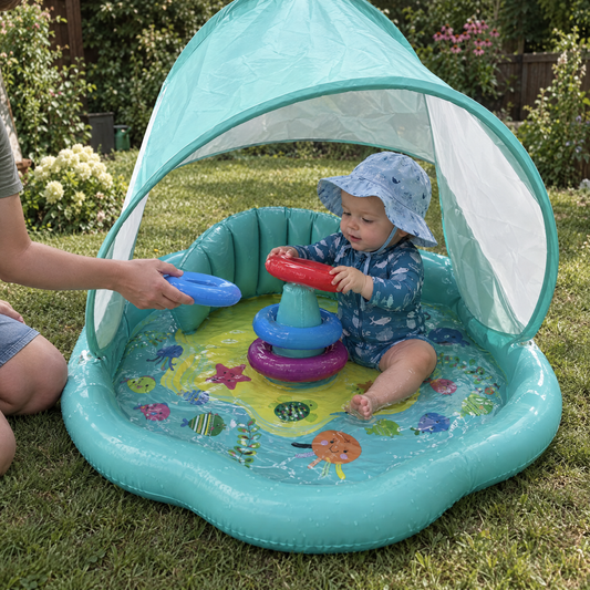 TinySplash Wasserbad - Baby spielt mit Stapelringen im Garten