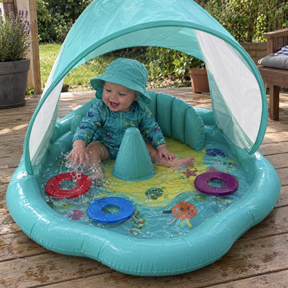 TinySplash Wasserbad mit Sonnendach - Baby planscht im Schatten