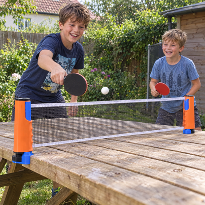 PlayPong Tischtennisnetz - Brüder spielen am Gartentisch